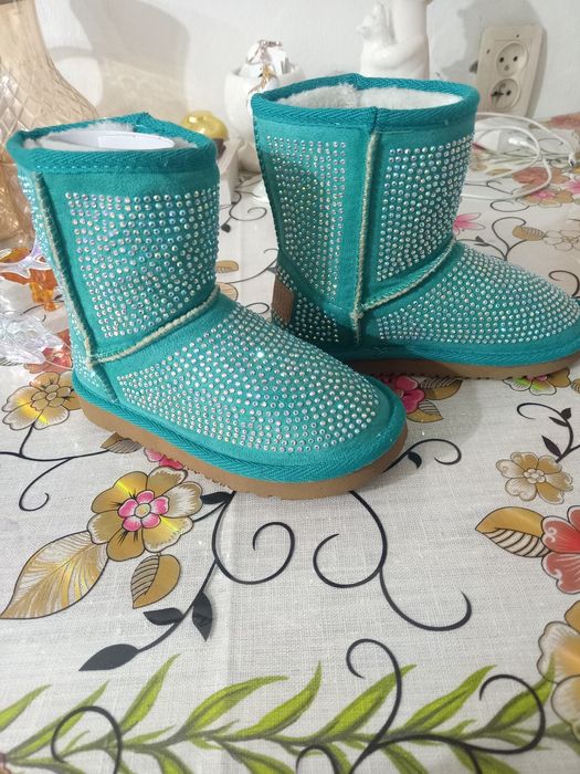 Продам новые сапоги-- уги размер 31