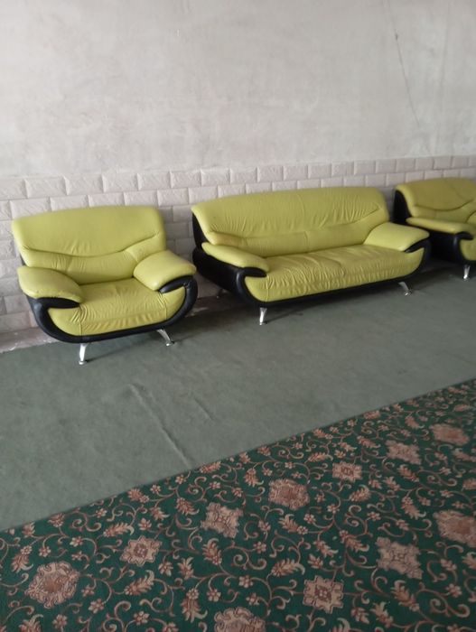 Мебель кожаные диван два кресло