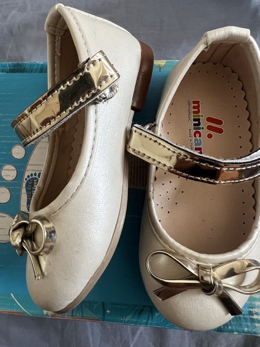 Продам нарядные новые туфли для девочки