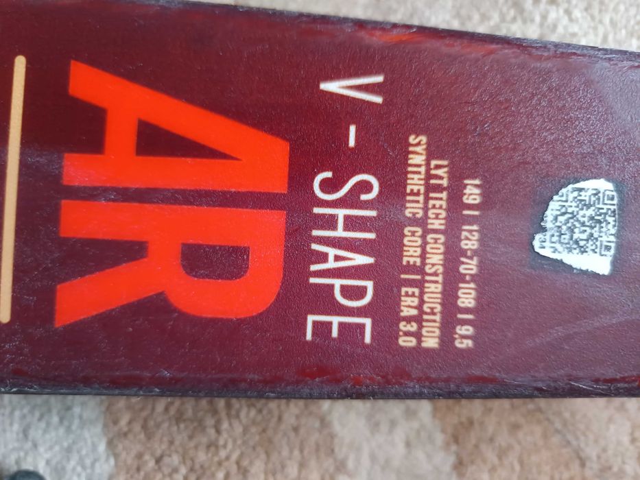 Vând schiuri marca HEAD