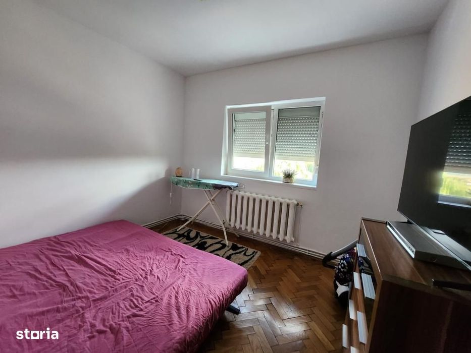 De vanzare Apartament 4 camere, zona Caroline.