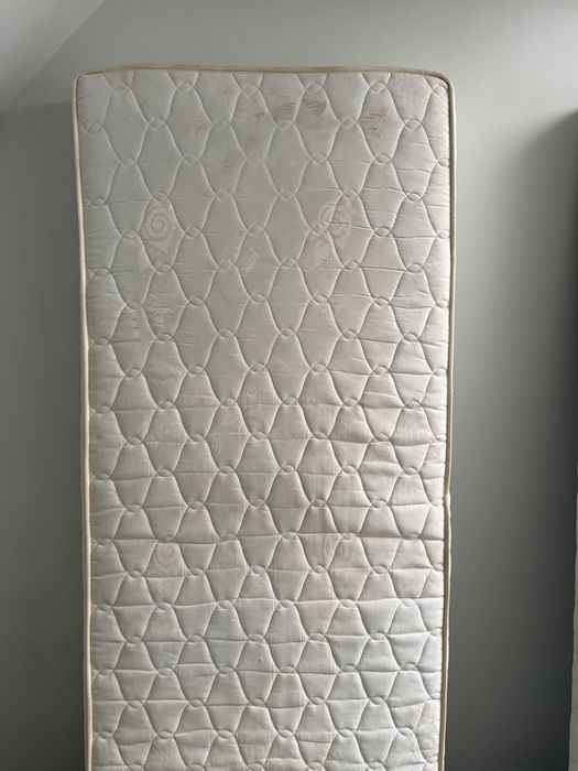 Единично легло с матрак 82/200 2 броя.Запазени,но за почистване