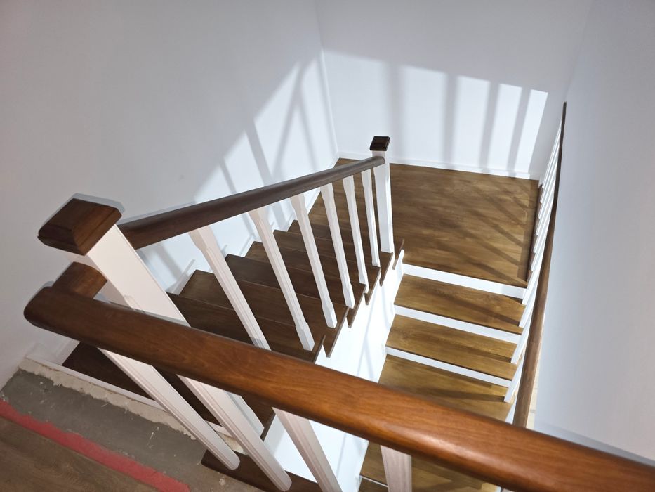 Scări din lemn masiv/Balustrade/Riflaje