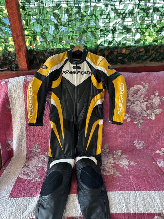 Combinezoane moto dintr o singură piesă