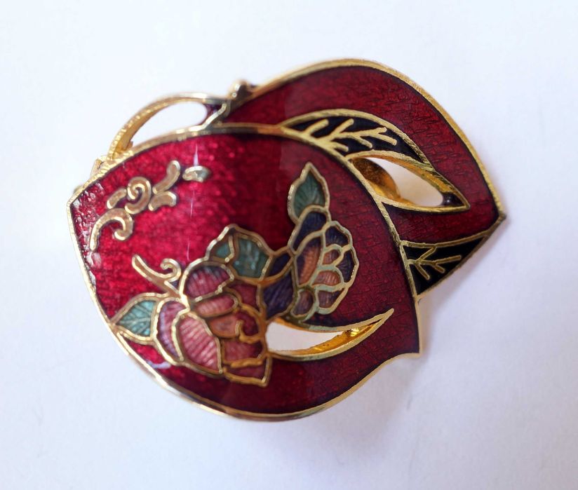 Брошка - за дами