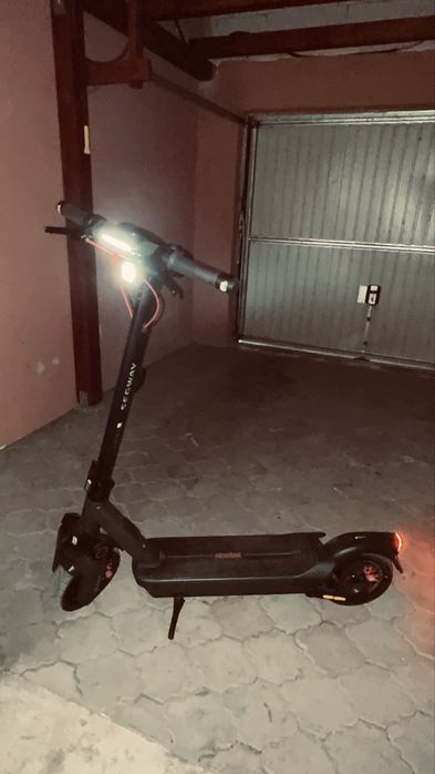 Vând trotineta electrica Ninebot Max G3, model 2025