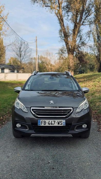 Peugeot 2008 PureTech Panoramic . Masina are numere rosii