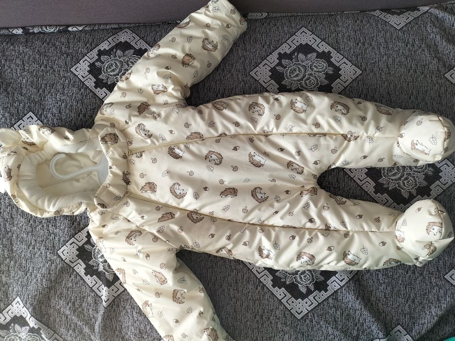 продам 2 комбинезона весна -зима