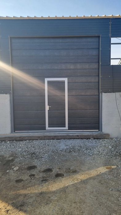 uși de garaj automate cu ușa pietonala