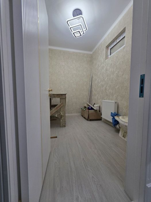 Бухоро шахарда 1 хоналик, аммо 2 хоналик килинган  квартира сотилади