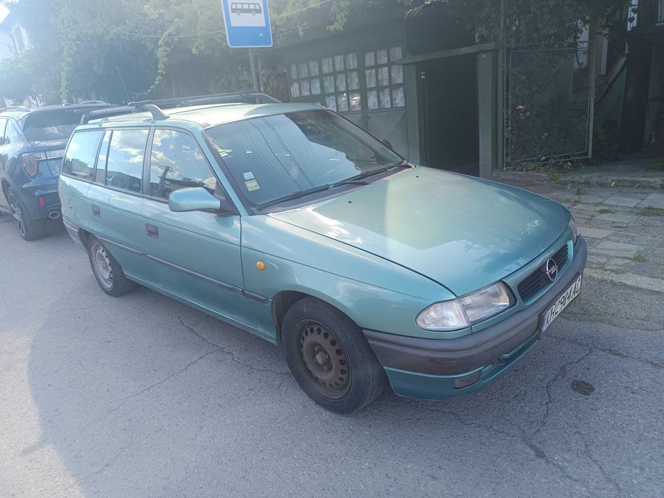 Продавам Opel Astra F Caravan (комби), 1997 г., двигател 1.4 бензин с газова уредба.