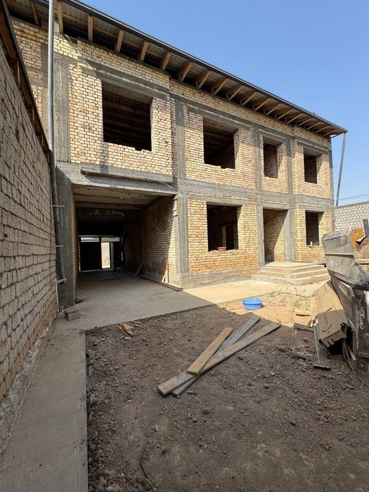 Uy hovli uchaska sotiladi 3sotix fasad 15 m