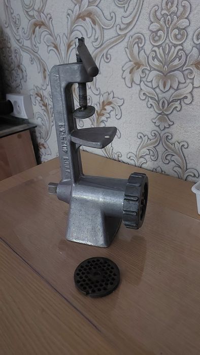 Срочно продается механическая советская мясорубка  с 2 решетками очен