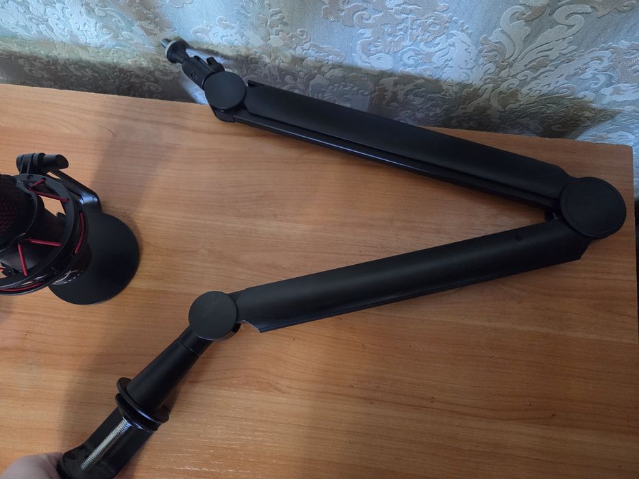 Микрофон HyperX quadcast с настольным патографом.