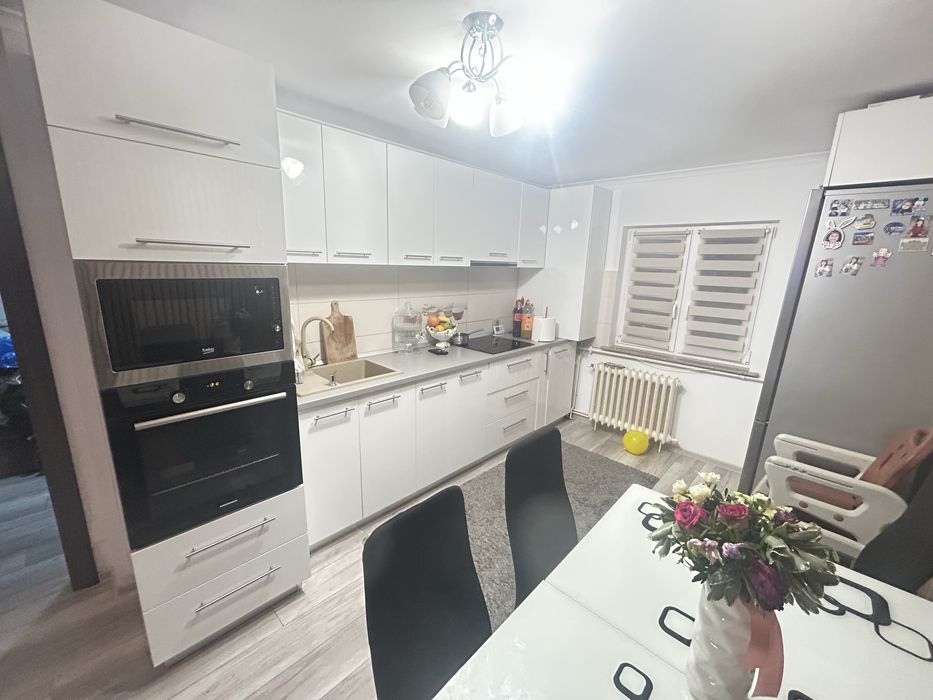 Vand apartament 3 camere zona Marasti