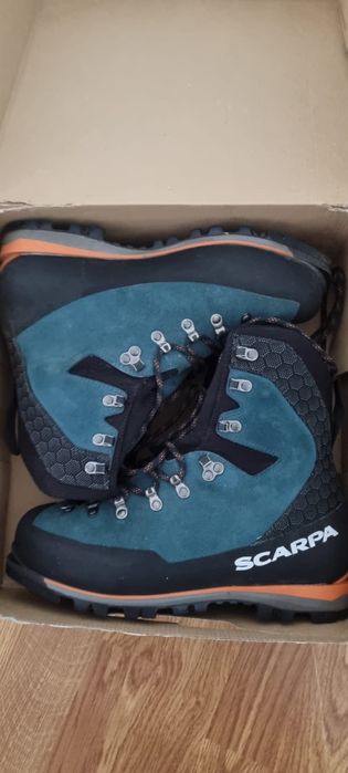 Vând bocanci scarpa