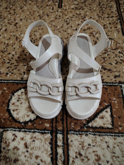 Продам босоножки размер 33