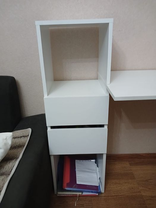 Белый стол с шкафчиками