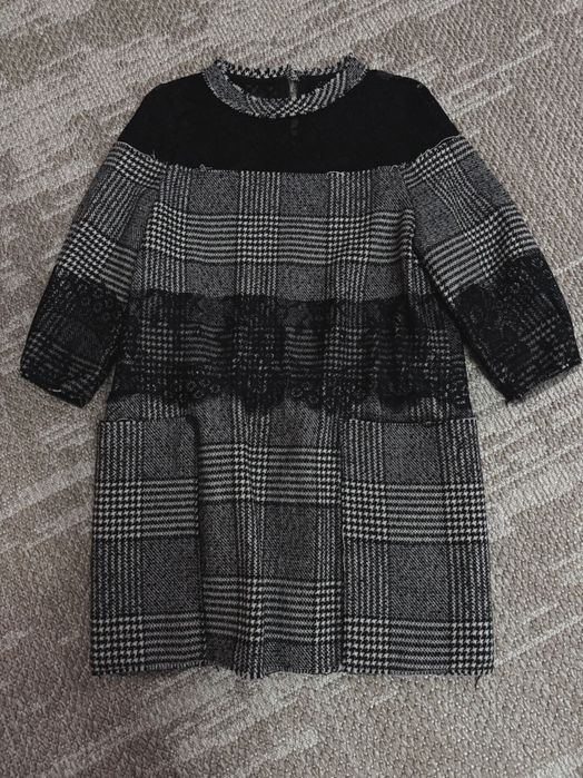 Женское платье с кружевной отделкой