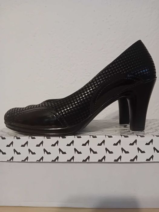 Черни обувки с висок ток