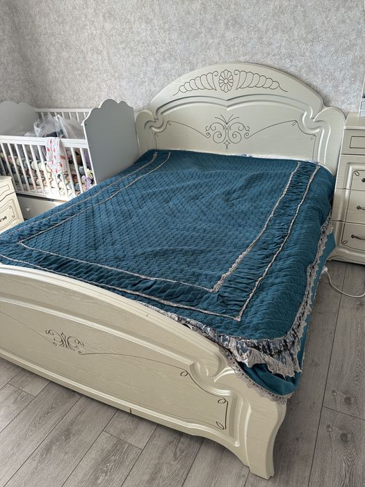 Продам кровать , комод , и 2 тумбы