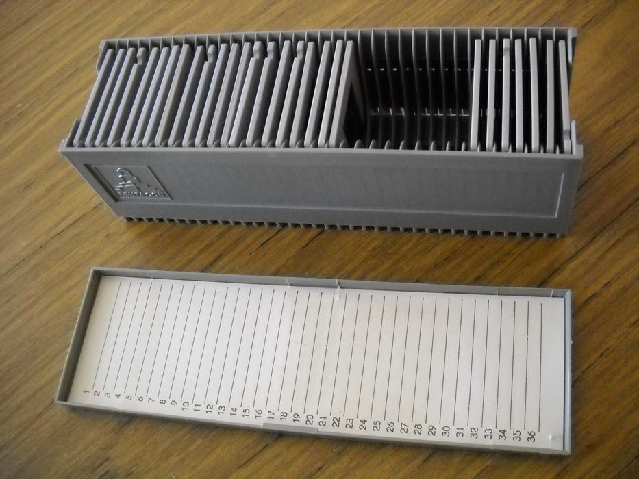 Продавам празни касети за диапозитиви (за диапроектор)