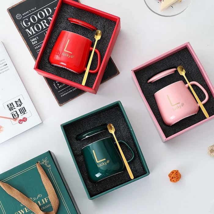 Керамическая кофейная кружка с крышкой и ложкой подарочная с подогрева