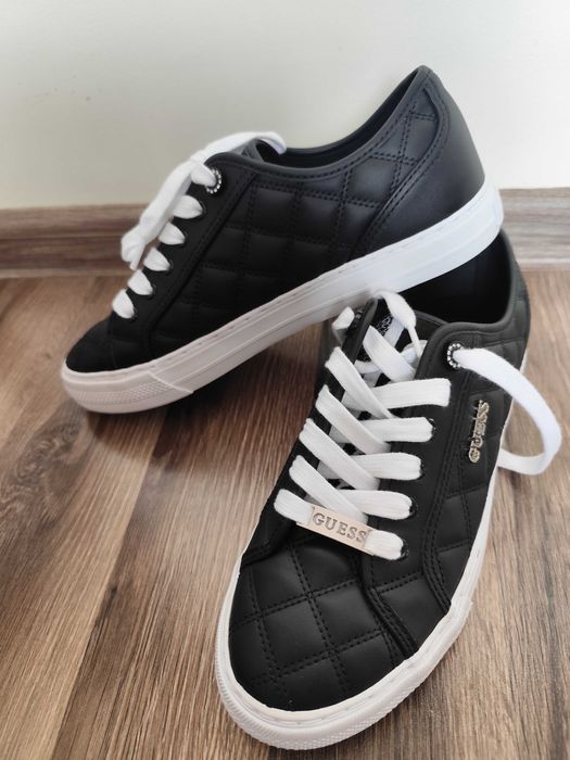 Нови оригинални кецове Guess