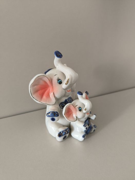 Статуэтки, фарфор.