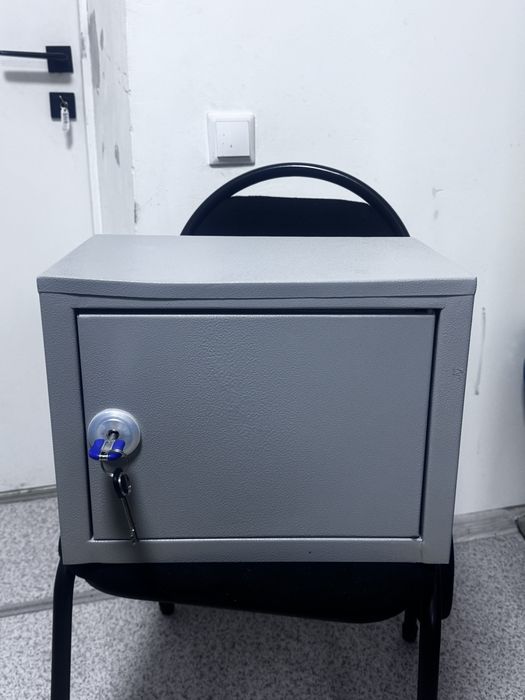 Сейф большой железный