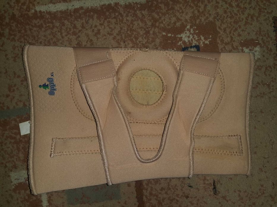 Цяла медицинска наколенка със метaлни шини