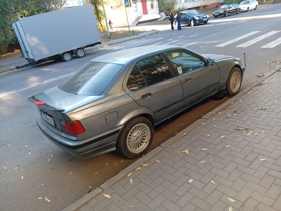 Автомобиль бмв 318і
