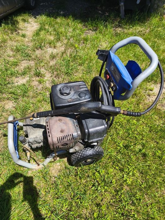 Aparat de spalare cu presiune profesional pe benzina