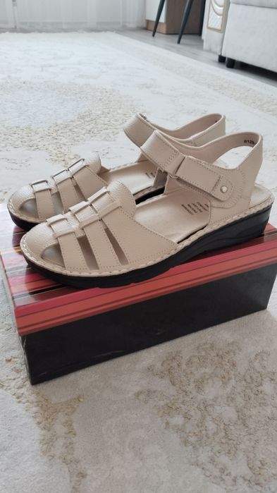 Продам новые кроссовки, разные