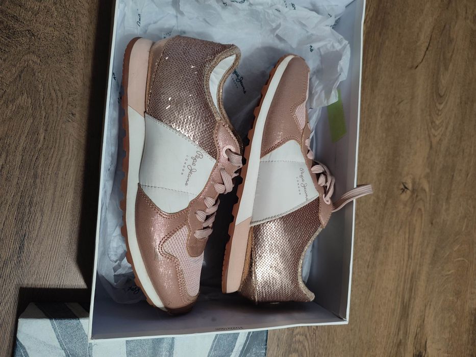 Дамски маратонки Pepe Jeans обувани два пъти целите със златни паети.