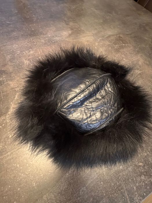 Ефектна зимна шапка с естествена кожа и косъм