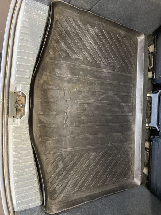 Продавам оригинална стелка за багажник за Ford C max