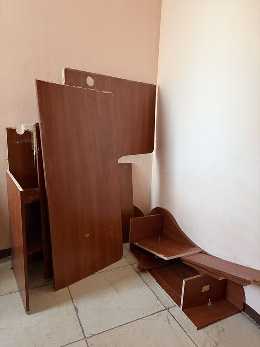 Продам мебель в разобранном виде стол письменный