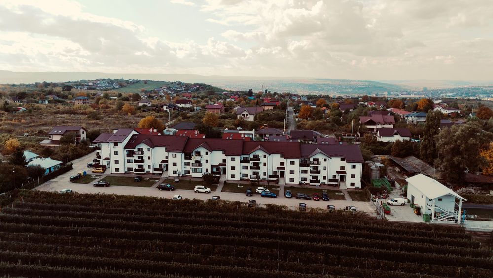 Apartament 2 Camere , boxa , loc de parcare si mansarda incluse .