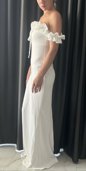 Дълга бяла рокля