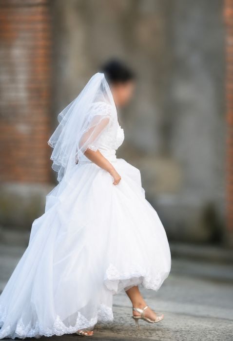 Rochie de mireasa La Novia, cu trena, colectie Milano, stil printesa, dantela, tul si satin