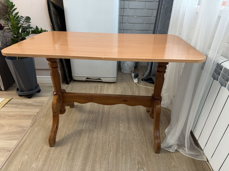 Продам стол с табуретками