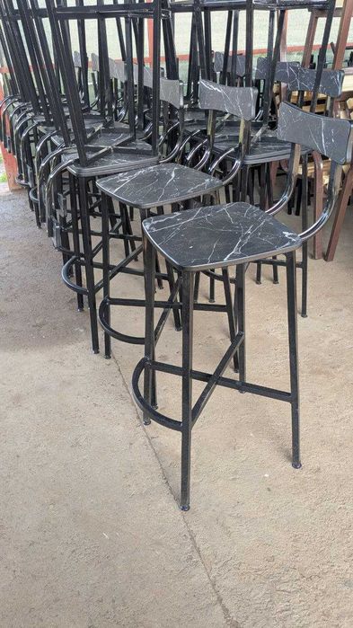 Стильный барный стул в индустриальном стиле лофт.