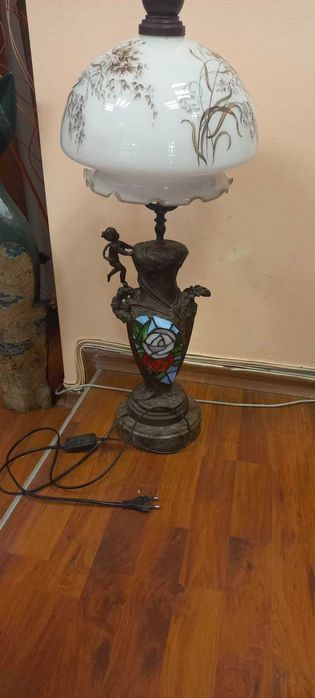 Продавам настолна лампа италианска Тифани