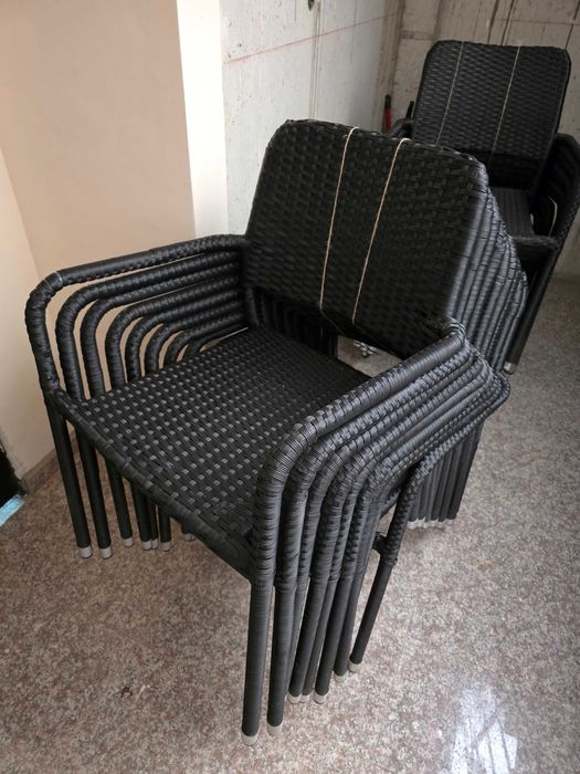 Стол ратан 28бр.останали -30 продадени досега без нито едно оплакване.