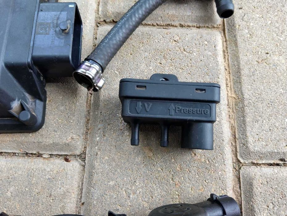 Продавам газов инжекцион ROMANO за ДБГ 4 цилиндъра, на части + бутилка