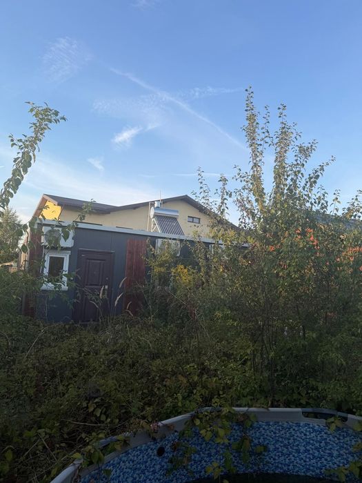 Pachet complet – container locuibil + căsuță lemn 24 mp + 5 panouri solare + generator + piscină