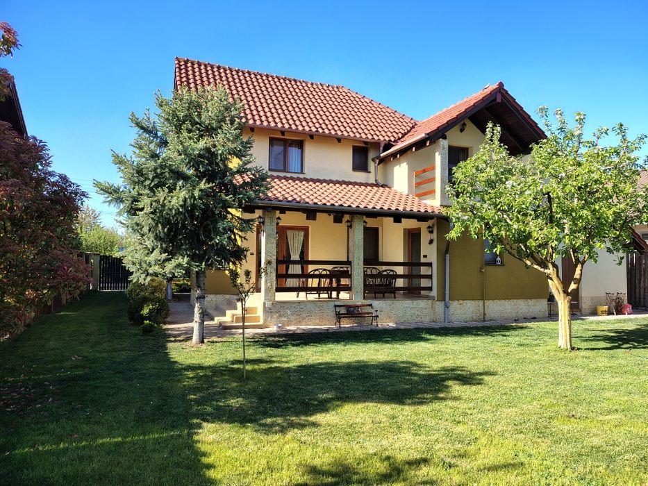 Închiriez casă  cu trei dormitoare, living, bucătărie,