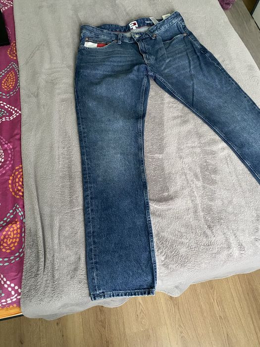 Продавам дънки Tommy jeans нови без етикет от внос. Размер 34х 32