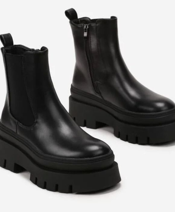 Botine, cizme .Noi in cutie.